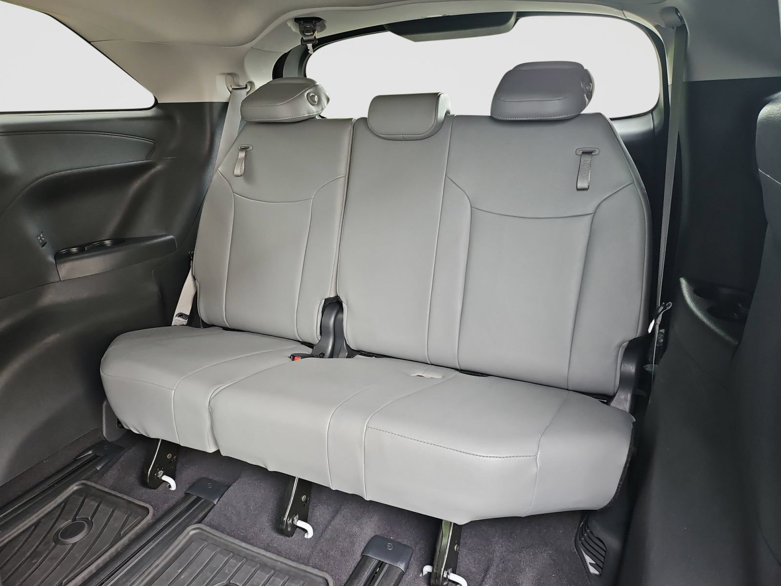 Used 2025 Toyota Sienna XLE FWD image 24