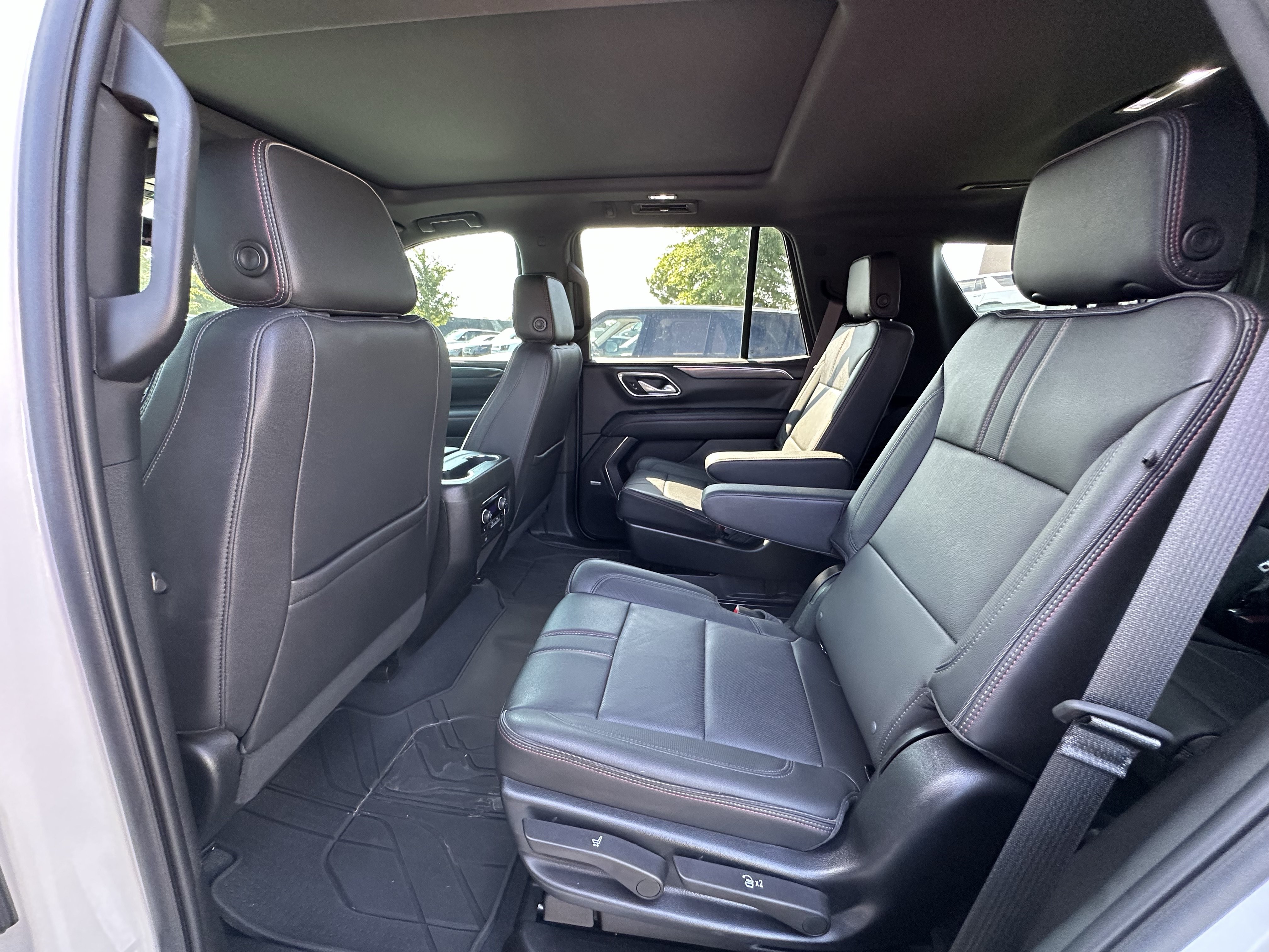 Used 2022 Chevrolet Tahoe RST w/ Luxury Package AWD/4WD image 32