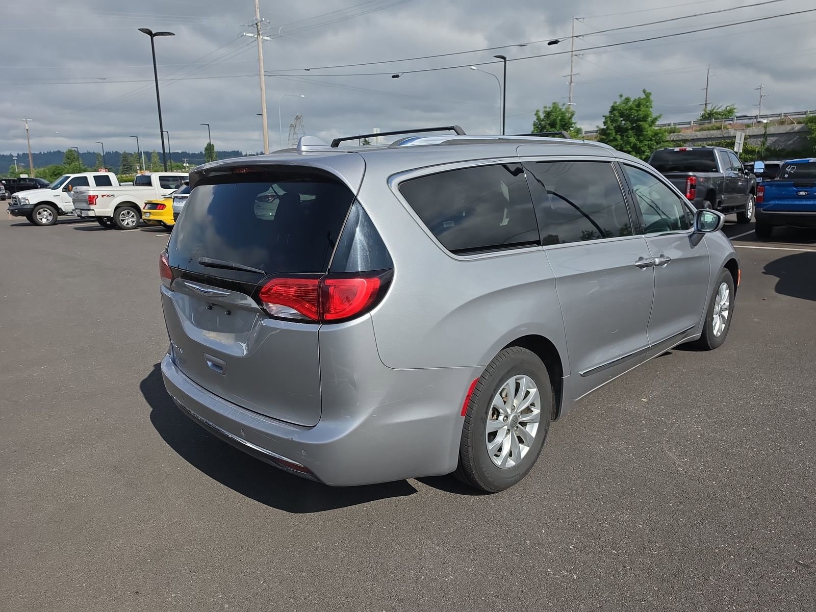 Used 2018 Chrysler Pacifica Touring-L FWD image 4