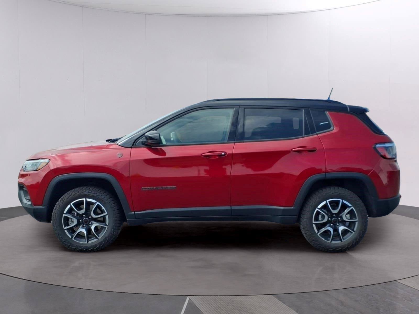 Used 2025 Jeep Compass Trailhawk AWD/4WD image 2