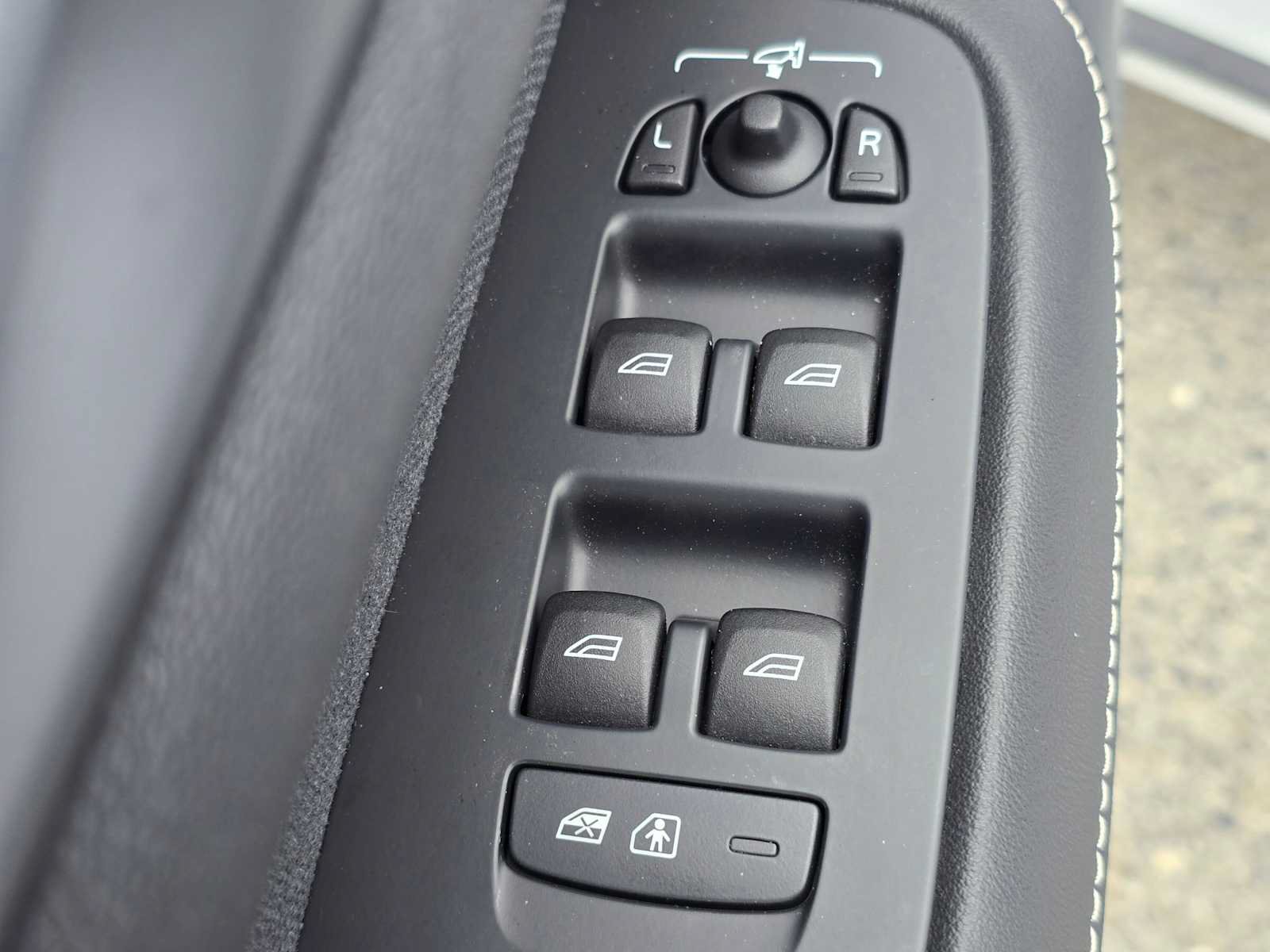Certified 2023 Volvo S60 T8 Ultimate w/ Climate Package AWD/4WD image 22