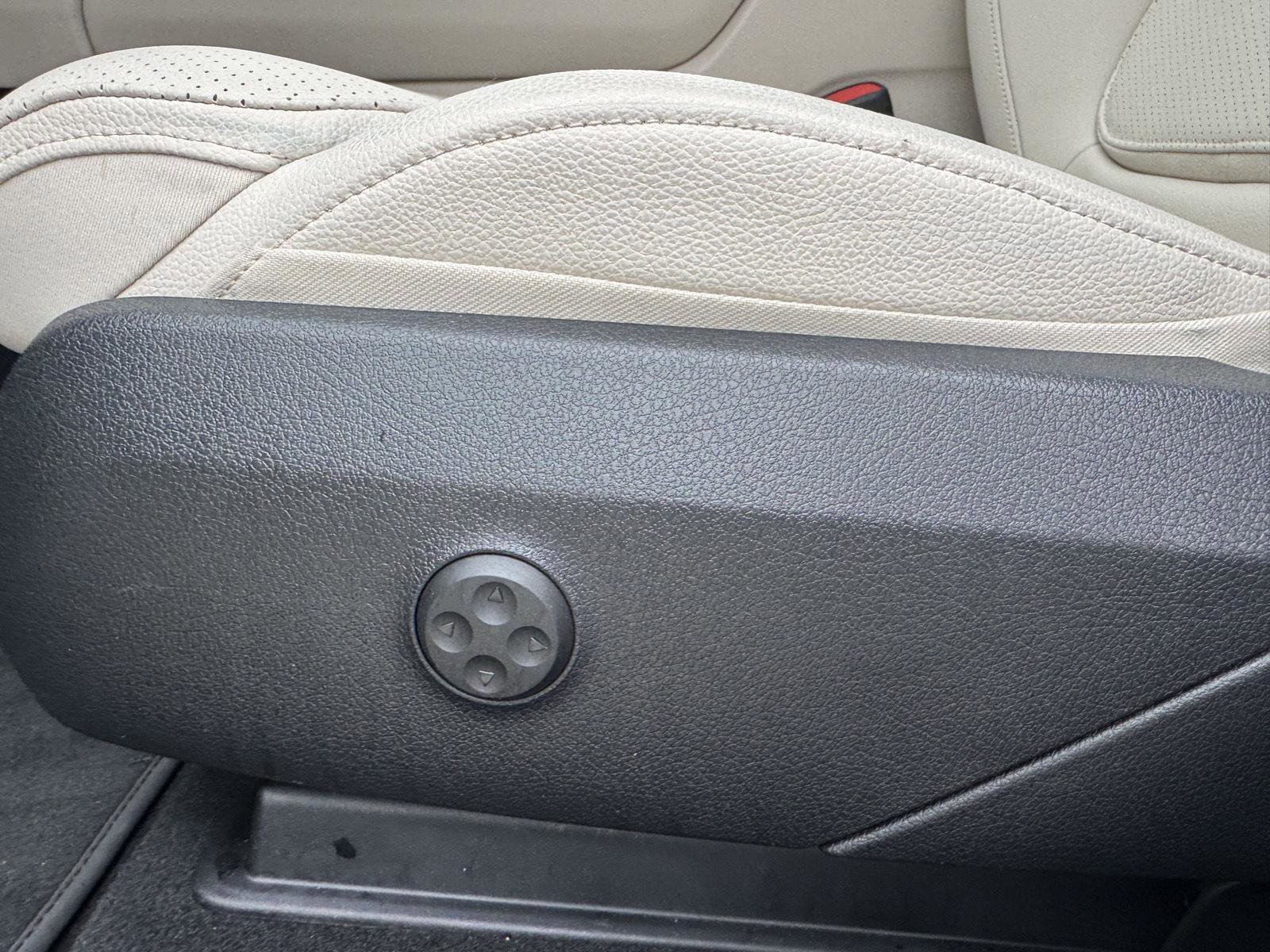 Certified 2025 Mercedes-Benz GLC 300 image 8