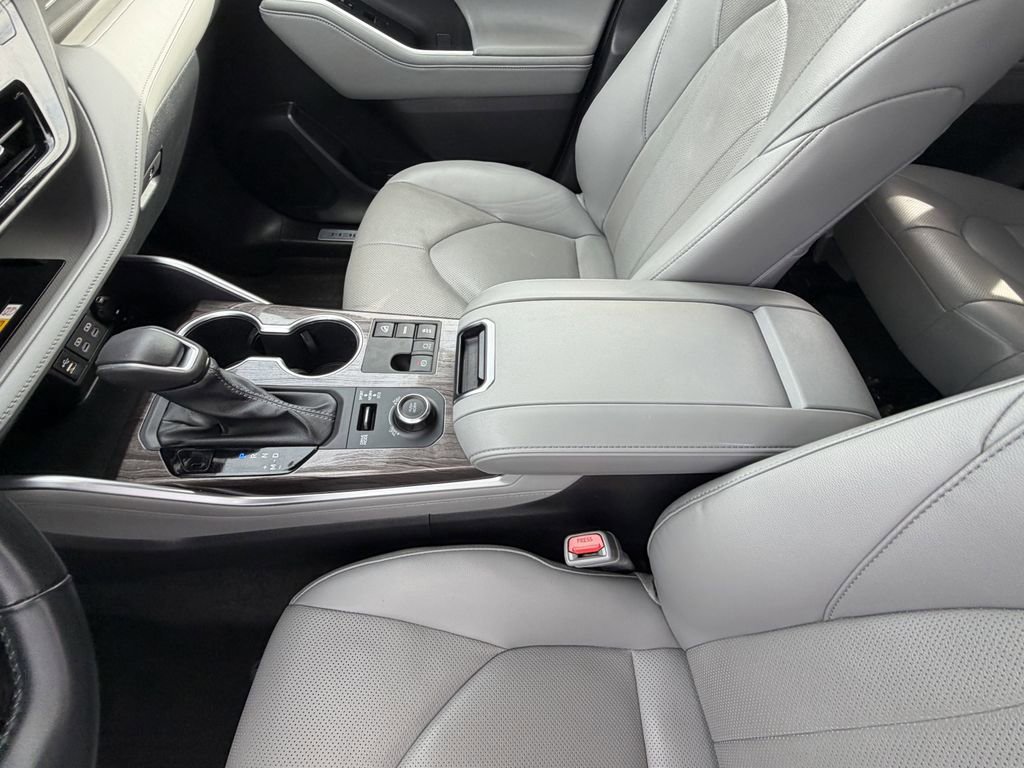 Used 2023 Toyota Highlander Limited AWD/4WD image 19