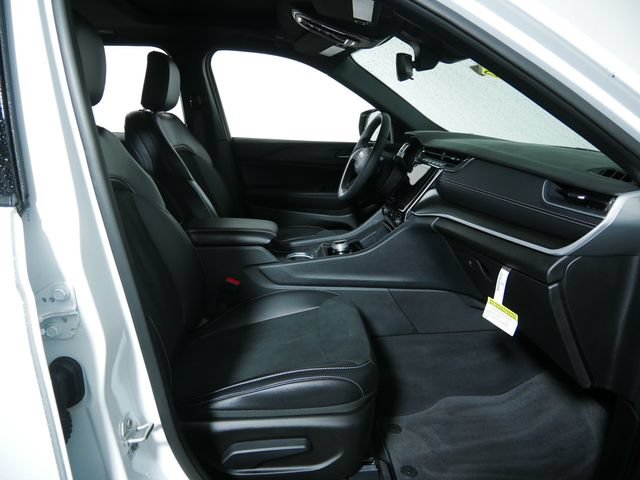 Used 2024 Jeep Grand Cherokee Altitude AWD/4WD image 13