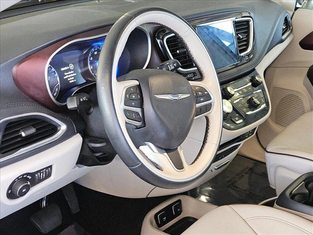 Used 2017 Chrysler Pacifica Limited w/ UConnect Theater Package FWD image 9