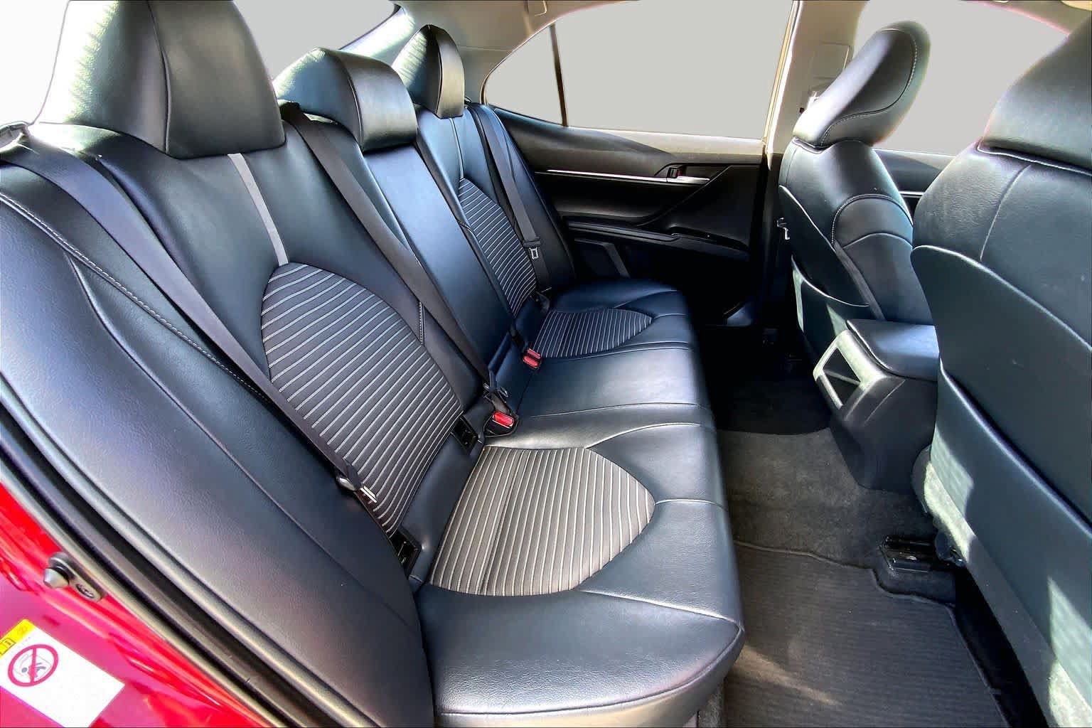 Used 2018 Toyota Camry SE w/ Moonroof Package FWD image 19