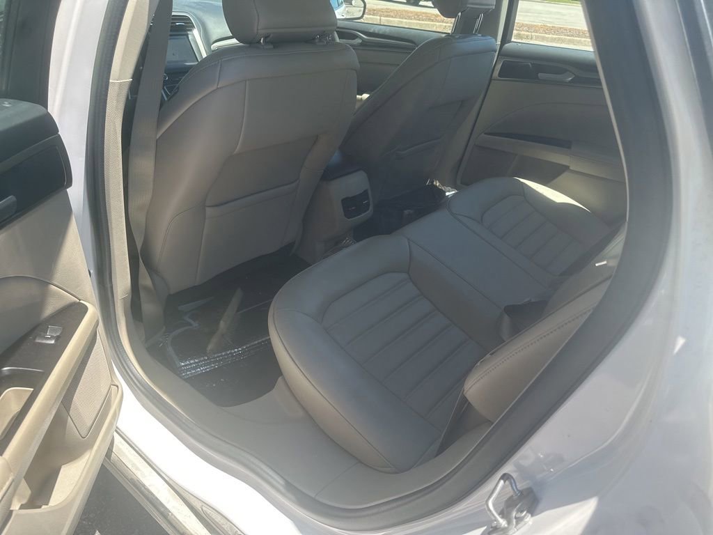 Used 2017 Ford Fusion SE w/ Fusion SE Technology Package FWD image 17