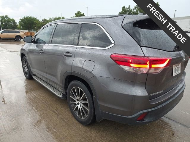 Used 2017 Toyota Highlander SE AWD/4WD image 3