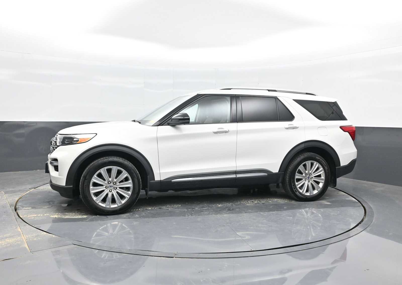 Used 2020 Ford Explorer Limited w/ Class III Trailer Tow Package AWD/4WD image 4