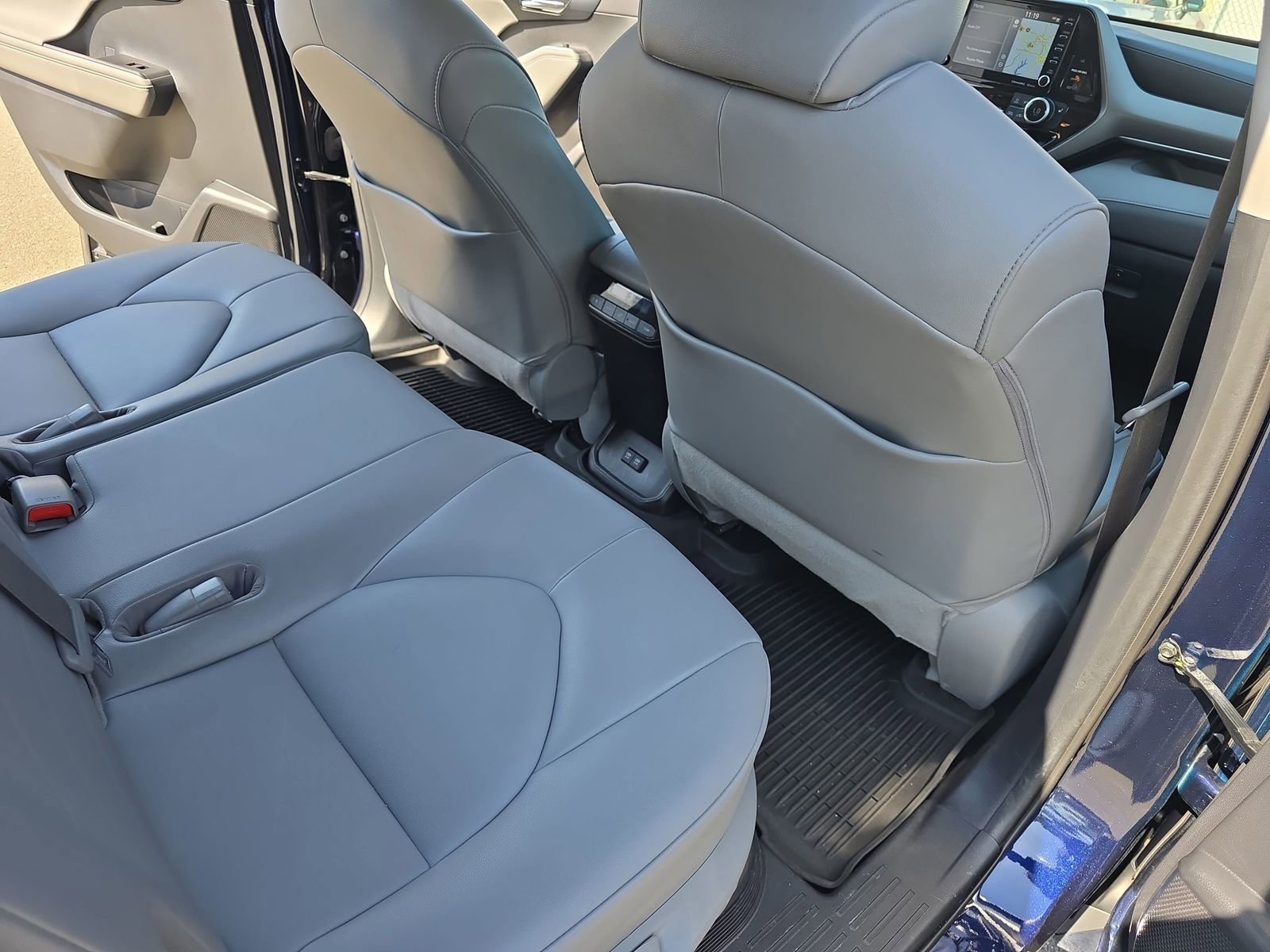 Used 2021 Toyota Highlander XLE image 15