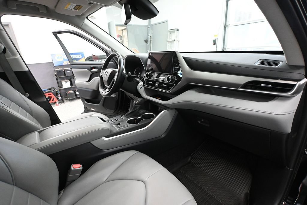 Used 2023 Toyota Highlander XLE AWD/4WD image 43