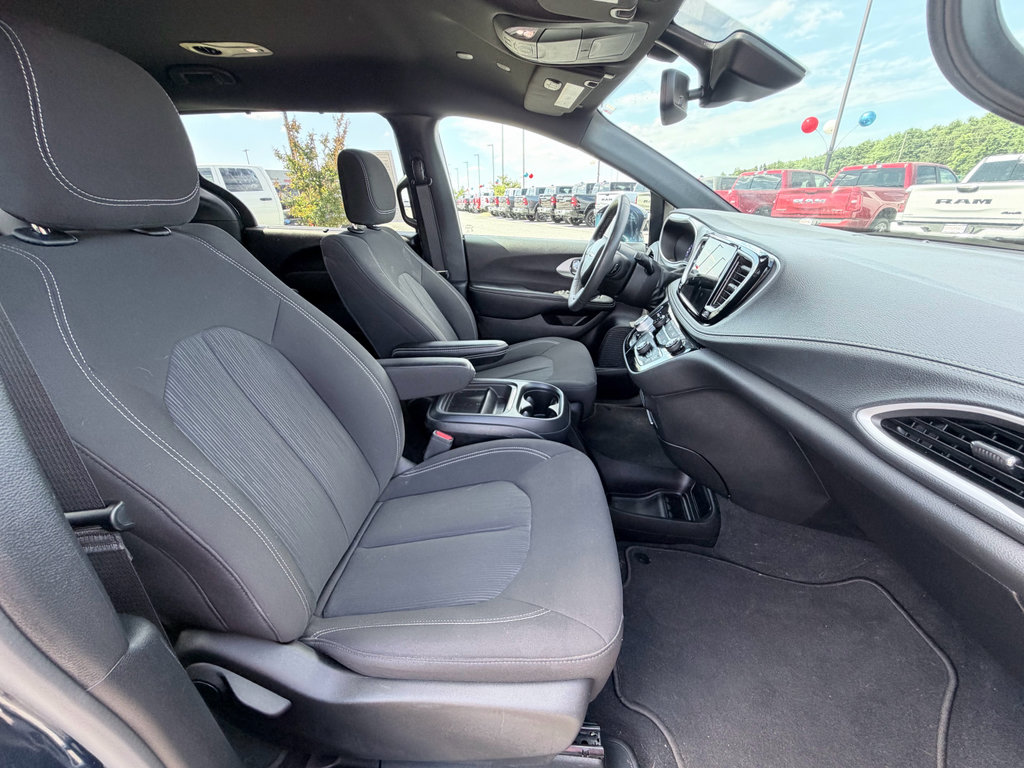 Used 2022 Chrysler Pacifica Touring FWD image 25
