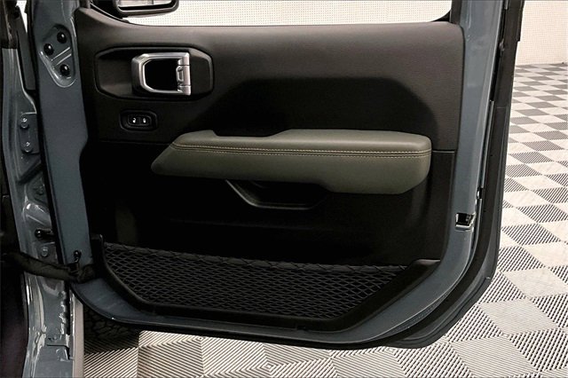 Used 2024 Jeep Gladiator Mojave w/ Technology Group image 17