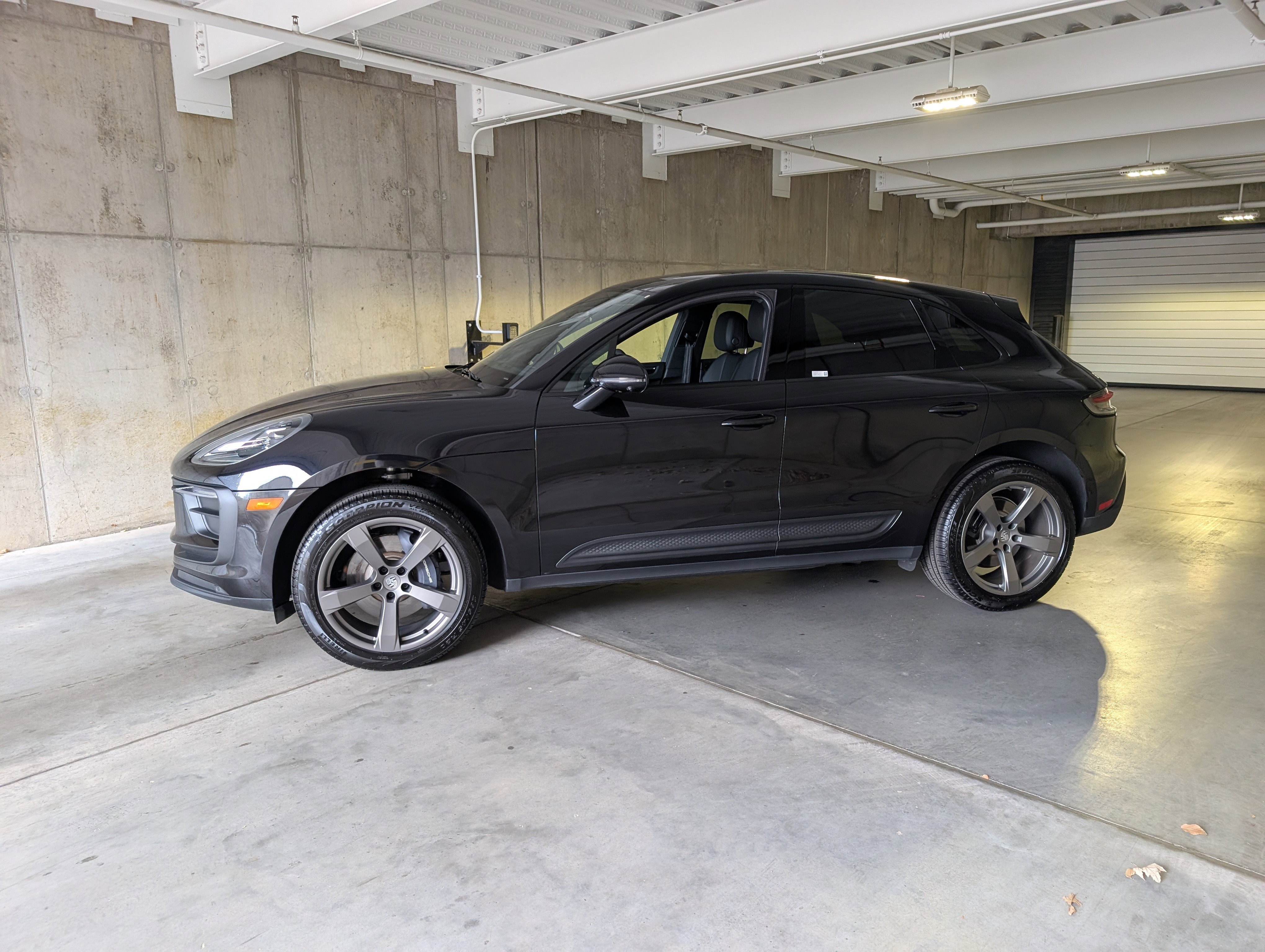 Used 2025 Porsche Macan image 2