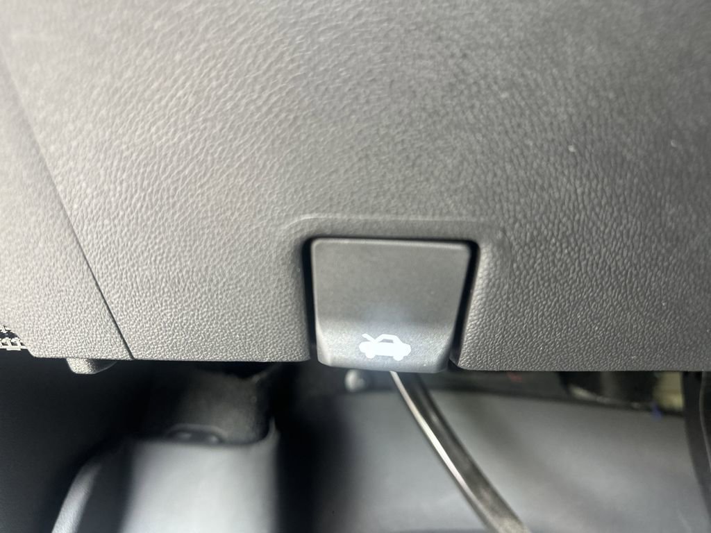 Used 2024 GMC Yukon SLT w/ SLT Luxury Package image 19