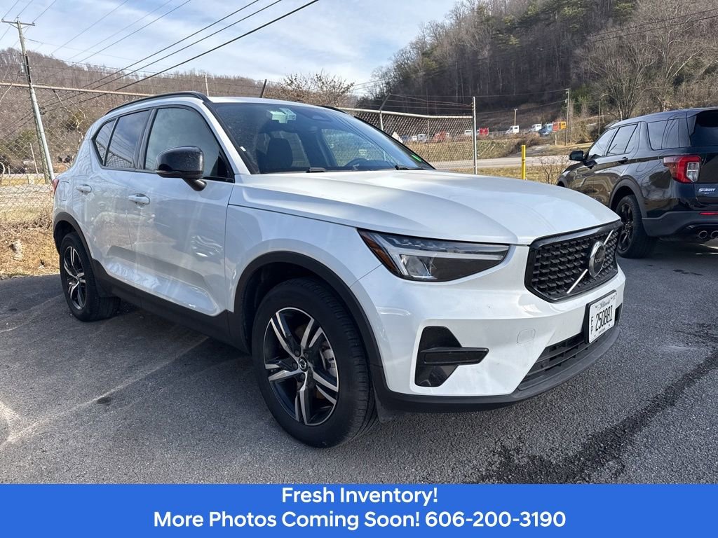 Used 2024 Volvo XC40 B5 Core image 3