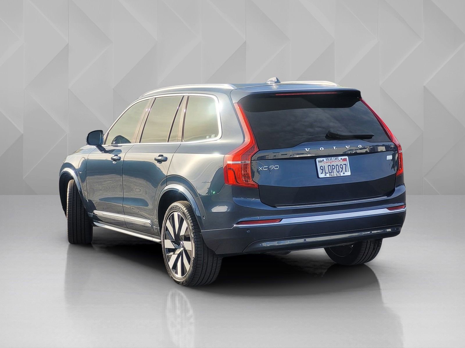 Certified 2024 Volvo XC90 T8 Ultimate w/ Protection Package Premier image 4