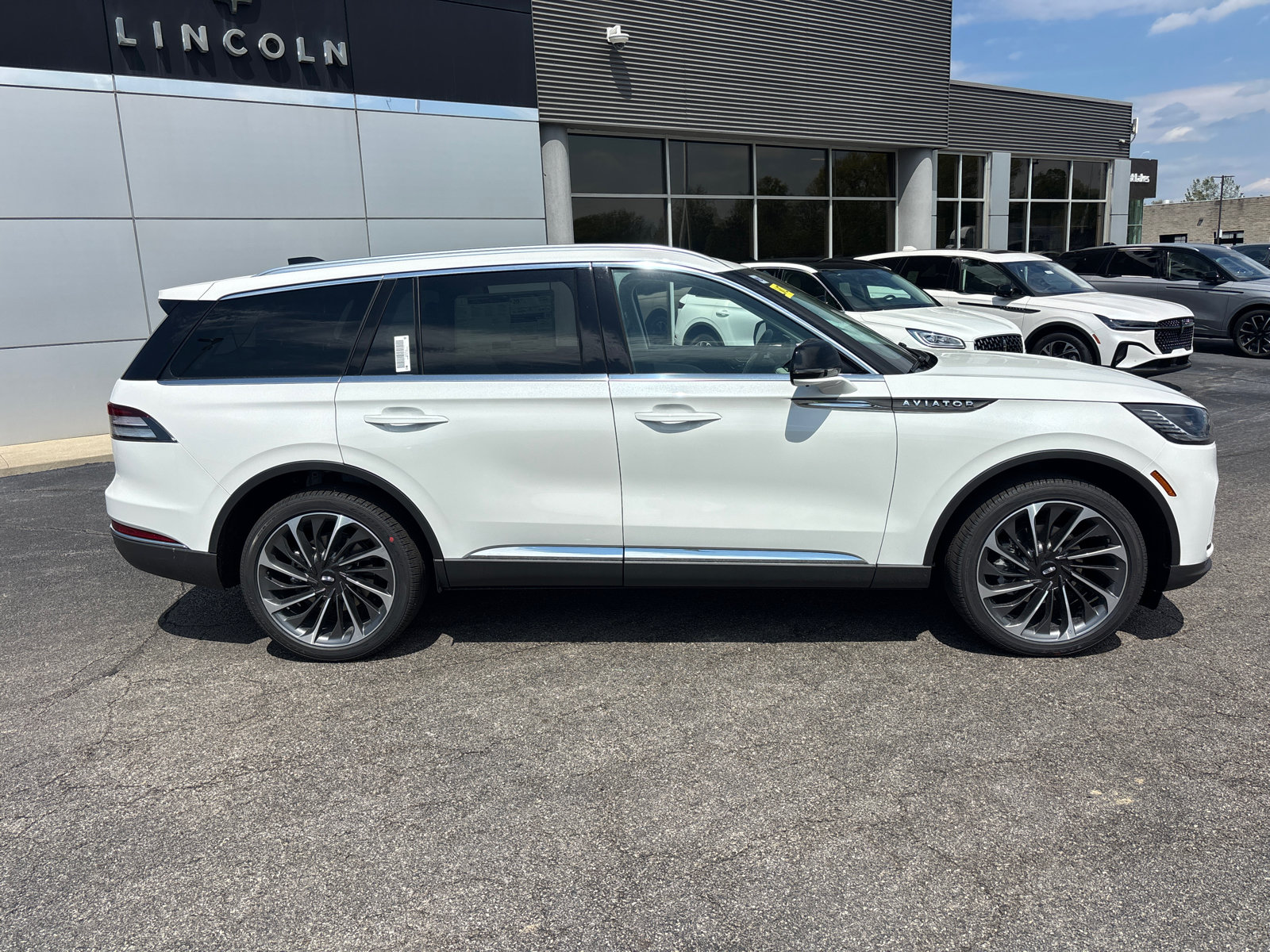 New 2026 Lincoln Aviator Reserve w/ Illumination Package AWD/4WD image 8