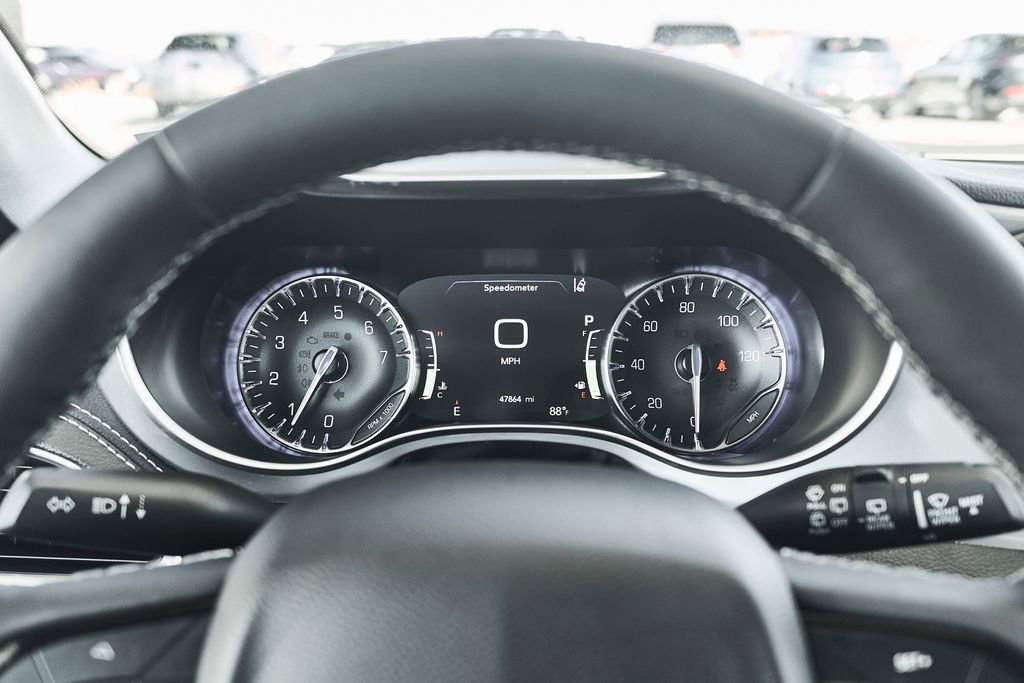 Used 2025 Chrysler Pacifica Limited image 29