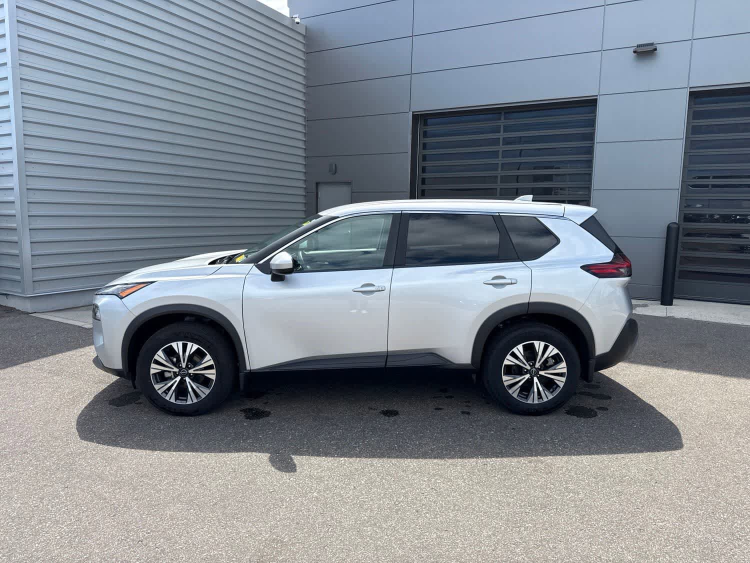 Used 2023 Nissan Rogue SV AWD/4WD image 2