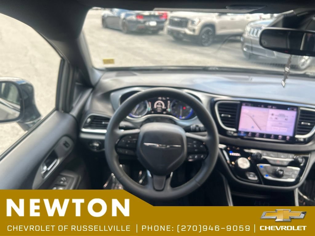 Used 2025 Chrysler Pacifica Limited FWD image 19