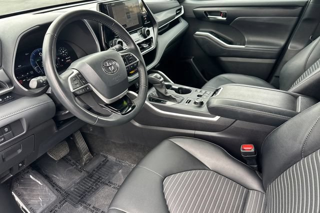 Used 2025 Toyota Highlander XSE AWD/4WD image 12