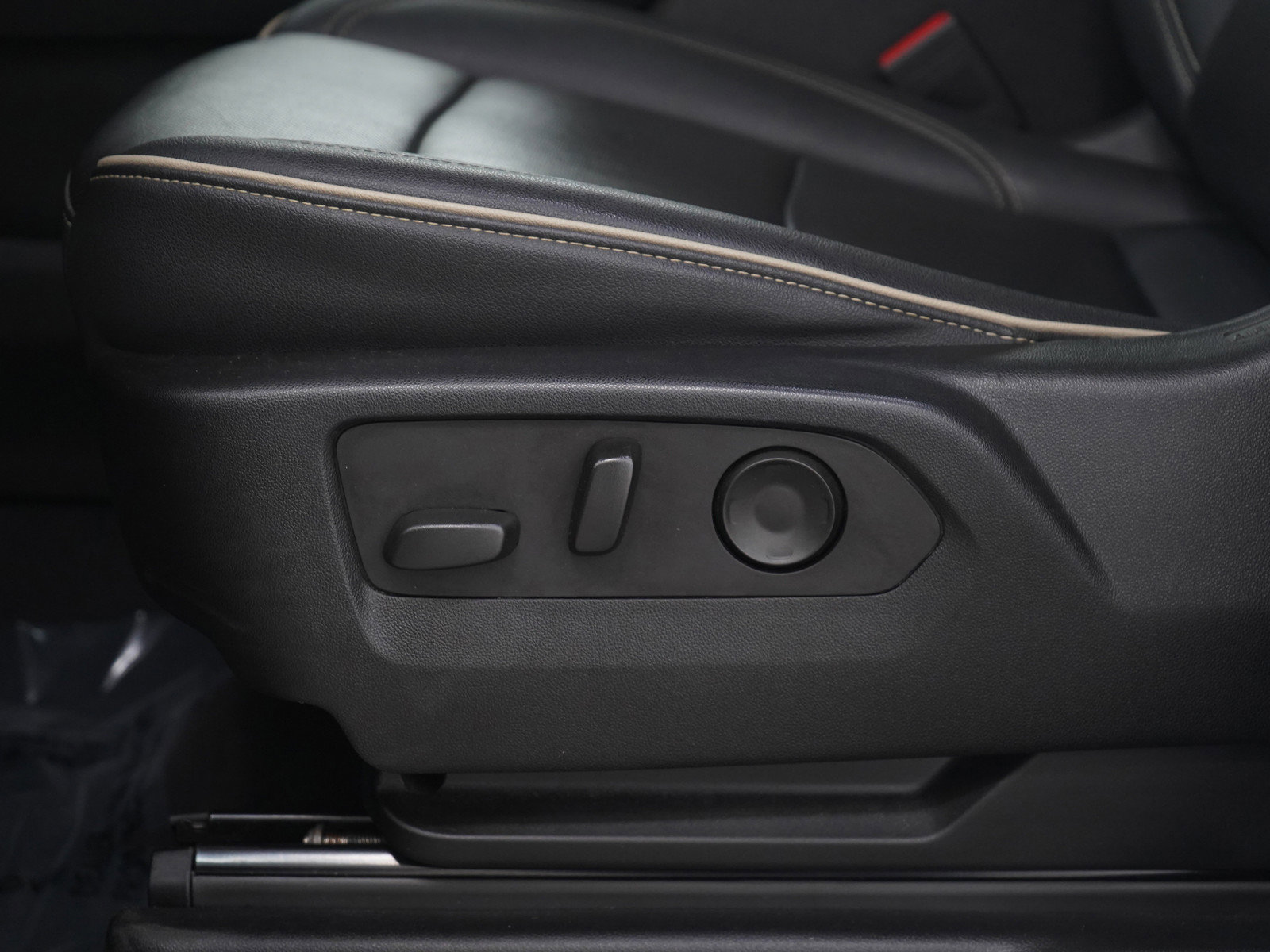 Used 2023 GMC Yukon XL SLT image 31