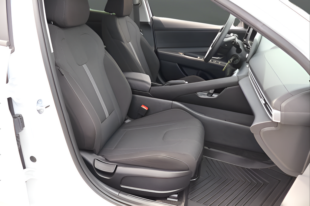 Used 2025 Hyundai Elantra SE FWD image 18