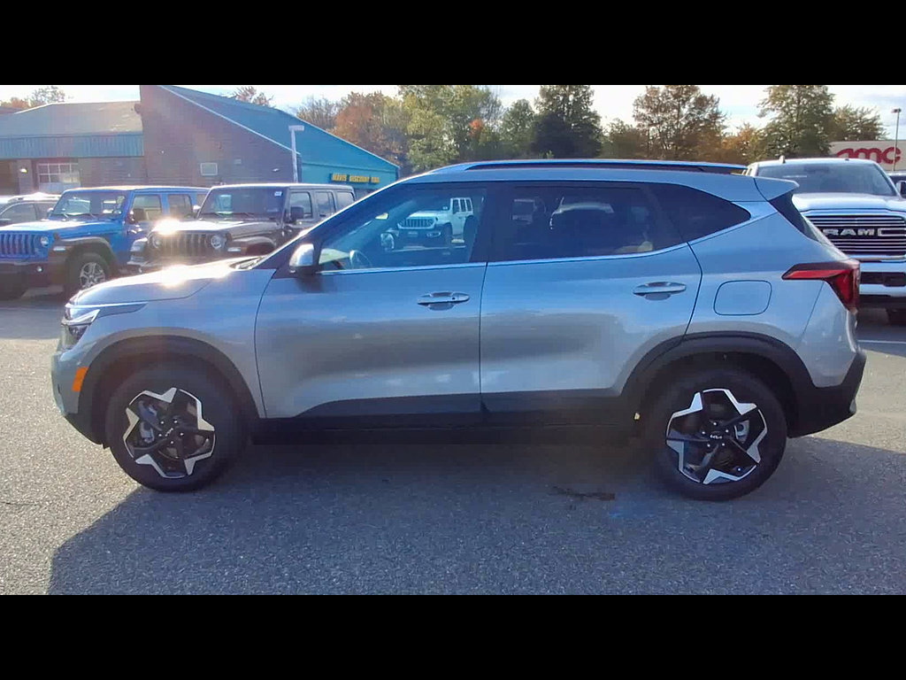 Used 2025 Kia Seltos EX AWD/4WD image 5