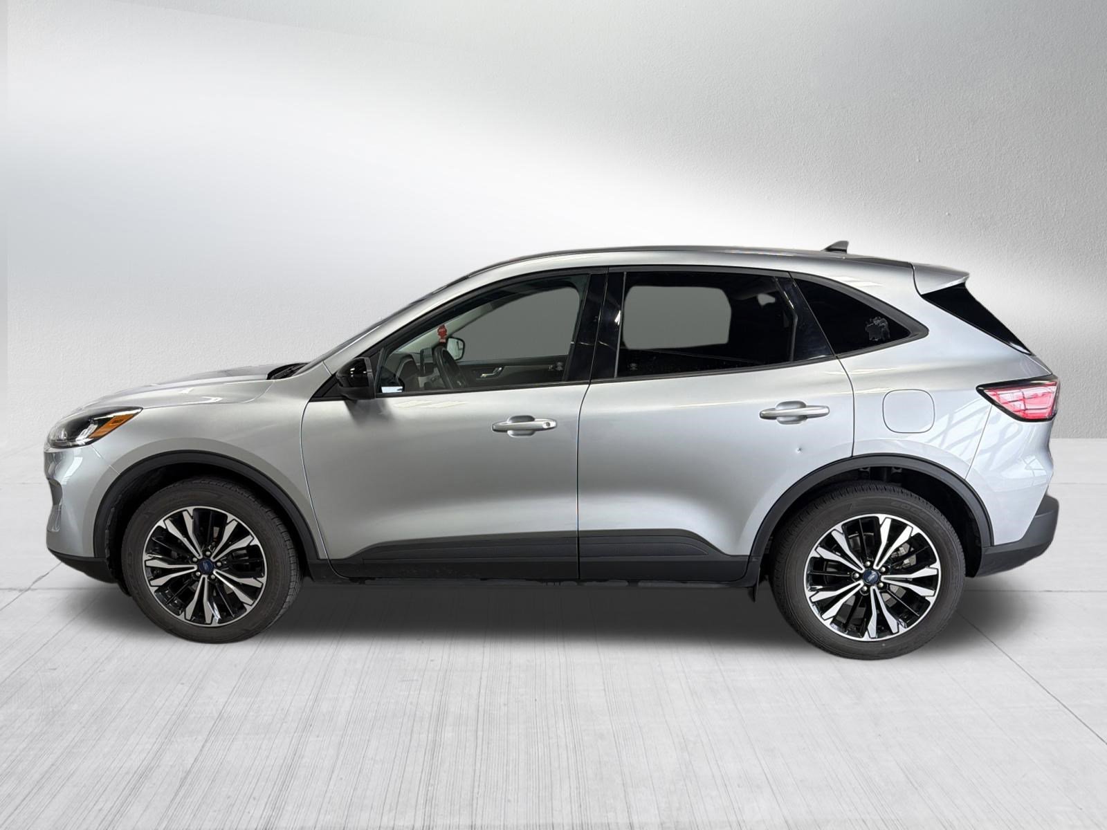Used 2021 Ford Escape SE w/ SE Sport Appearance Package image 4