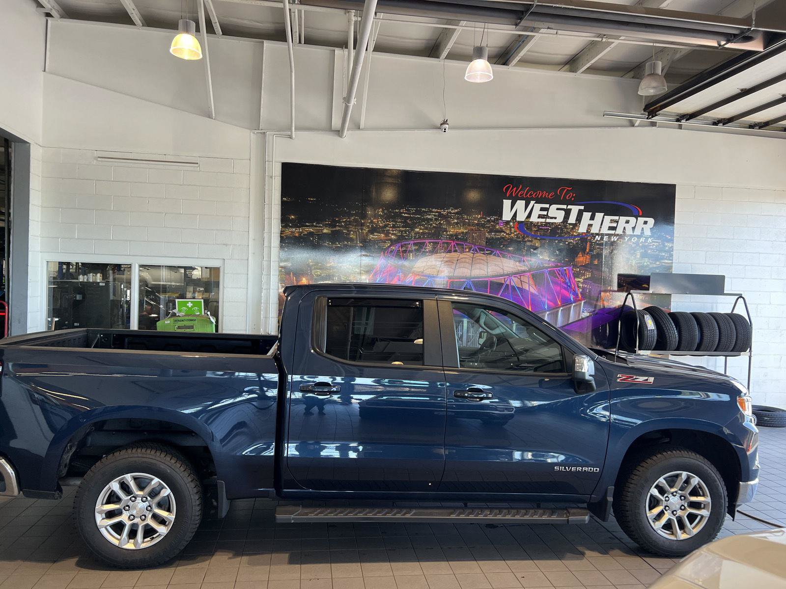 Used 2023 Chevrolet Silverado 1500 LT w/ Z71 Off-Road Package AWD/4WD image 10