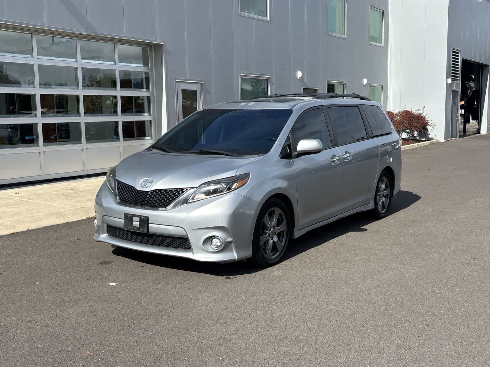 Used 2017 Toyota Sienna SE Premium w/ Cargo Management Package