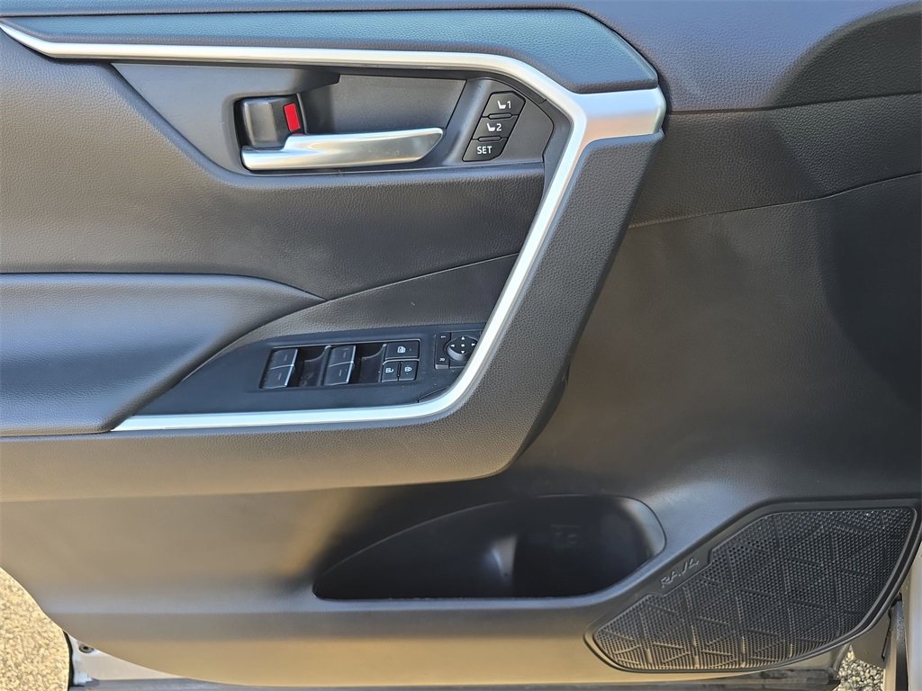 Used 2022 Toyota RAV4 XLE Premium image 23