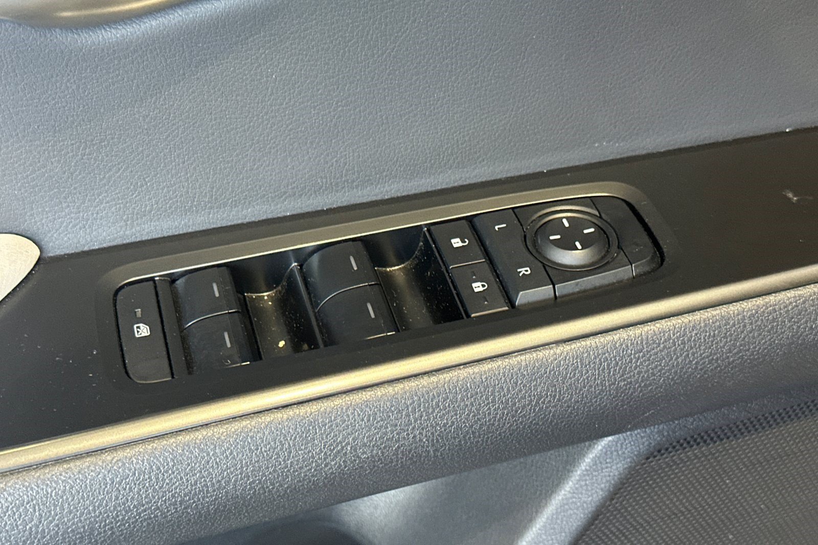 Certified 2025 Lexus UX 300h FWD w/ Accessory Package (Z2) image 13