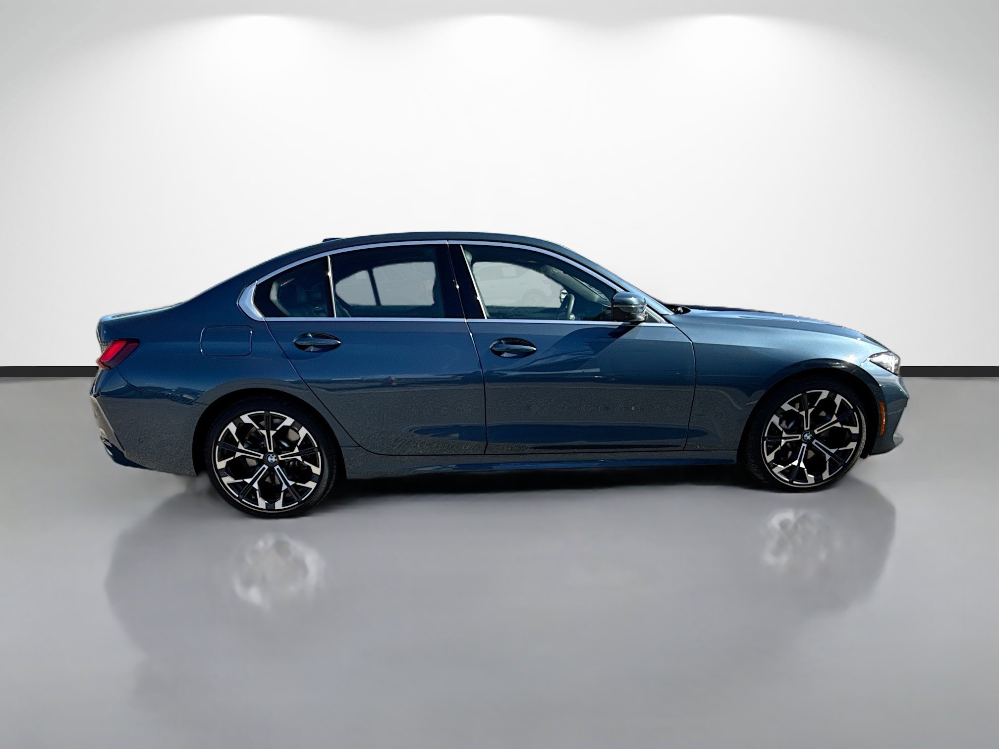 Used 2025 BMW 330i Sedan image 2