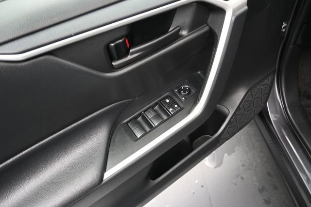 Used 2021 Toyota RAV4 LE AWD/4WD image 21