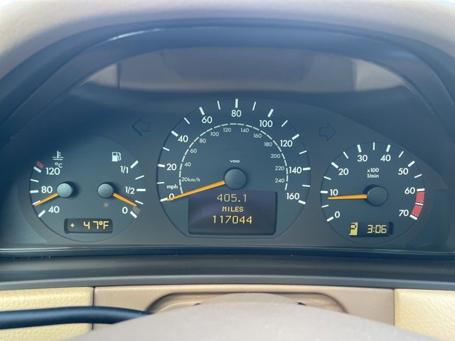 Used 2000 Mercedes-Benz E 320 Sedan image 23