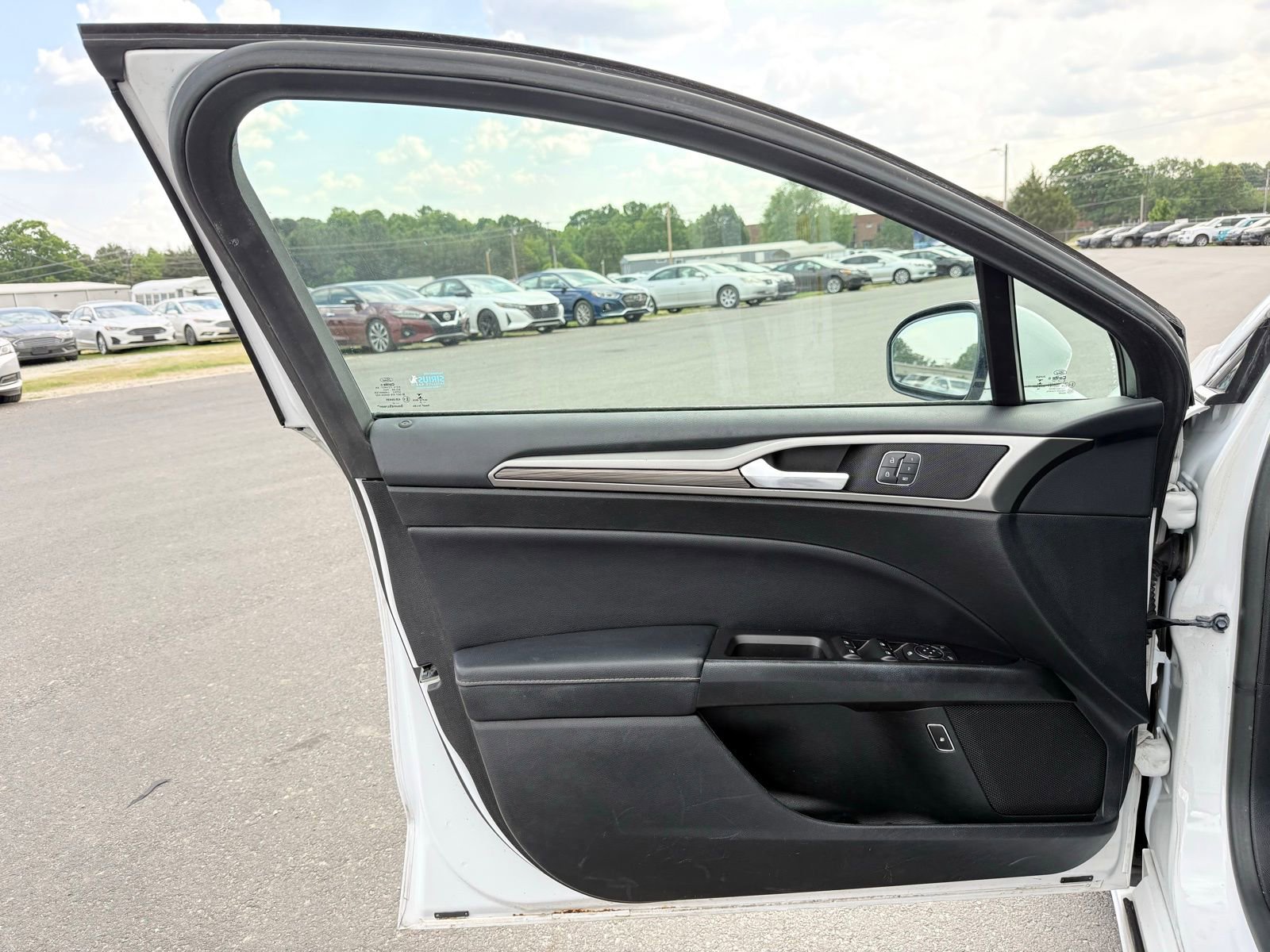 Used 2017 Ford Fusion SE w/ Equipment Group 602A FWD image 10