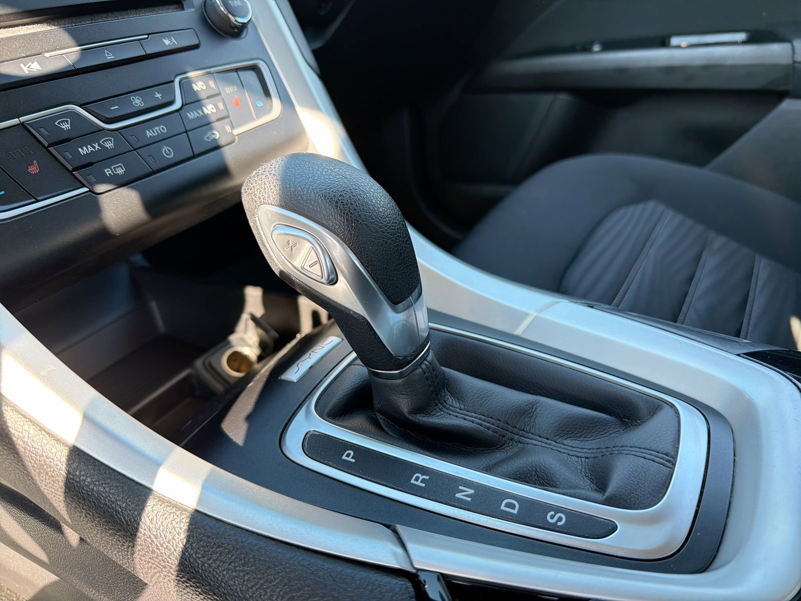 Used 2016 Ford Fusion SE FWD image 32