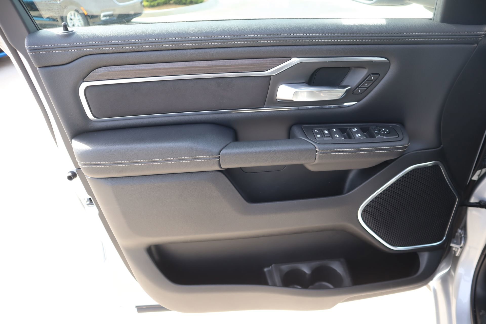 New 2026 RAM 1500 Laramie AWD/4WD image 17