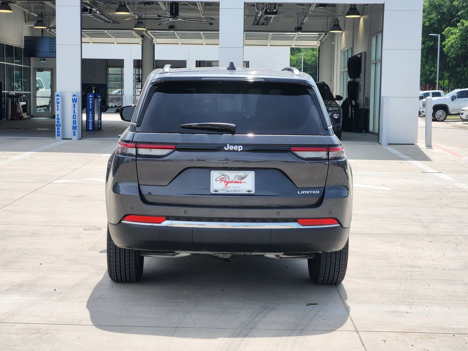 Used 2025 Jeep Grand Cherokee Limited RWD image 8