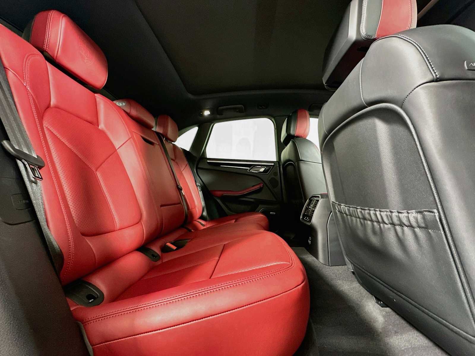 Certified 2026 Porsche Macan AWD/4WD image 28