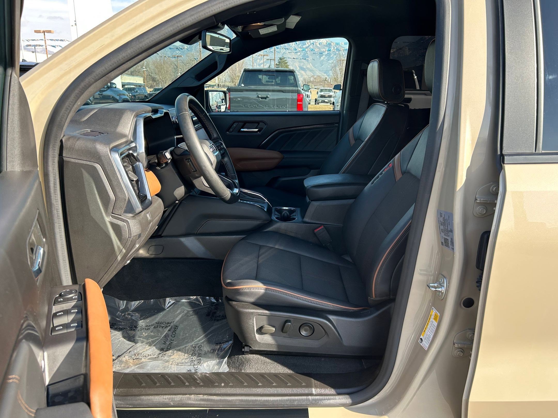 Used 2024 GMC Canyon AT4 w/ Technology Package image 11