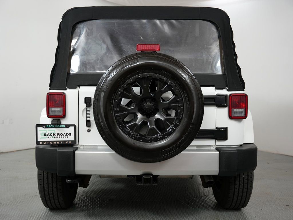 Used 2015 Jeep Wrangler Unlimited Sahara w/ Connectivity Group image 9