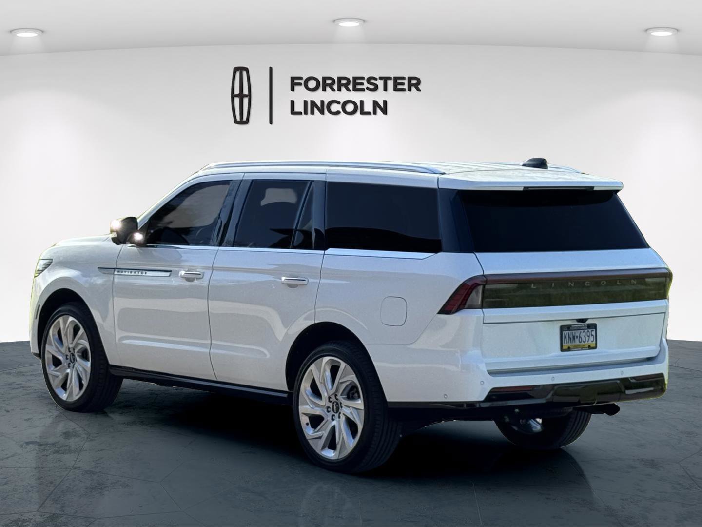 Used 2025 Lincoln Navigator Reserve AWD/4WD image 5