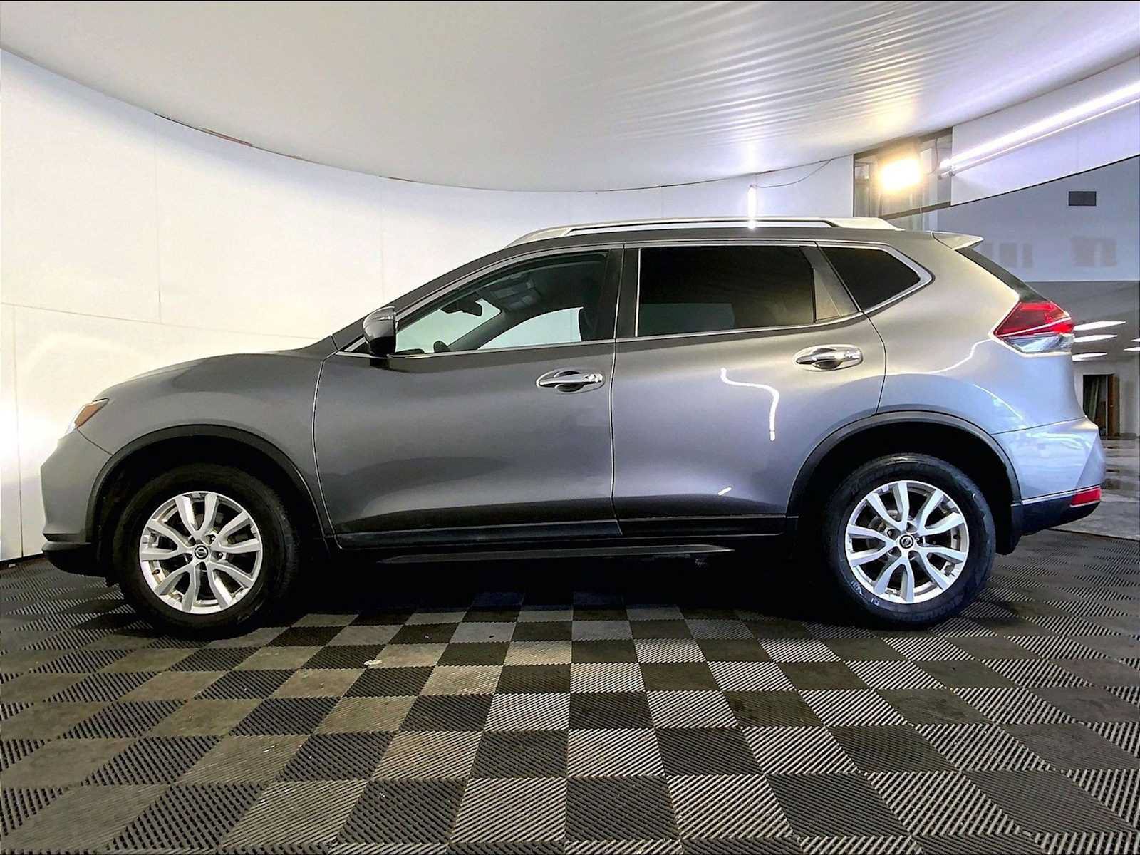 Used 2019 Nissan Rogue SV AWD/4WD image 2