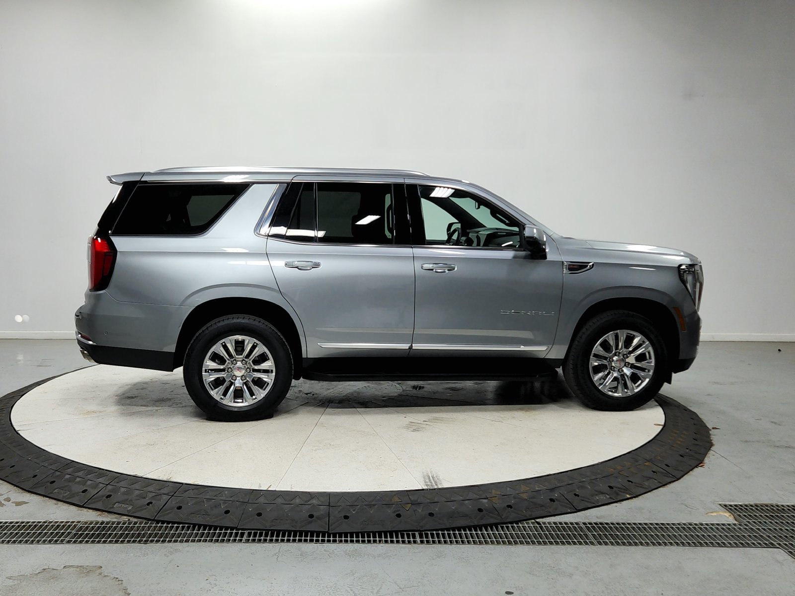 Used 2025 GMC Yukon Denali AWD/4WD image 9