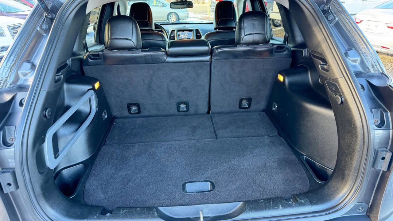 Used 2017 Jeep Cherokee Trailhawk w/ Cold Weather Group image 29