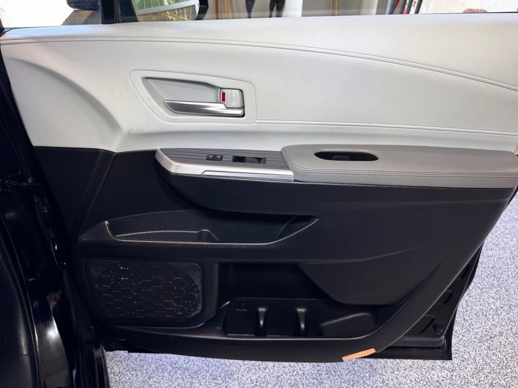 Used 2025 Toyota Sienna XLE FWD image 50