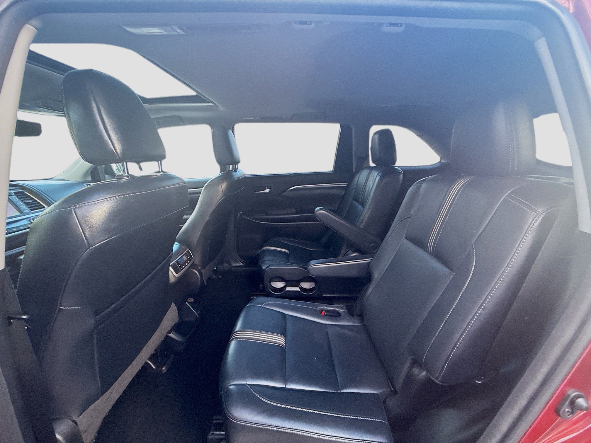 Used 2018 Toyota Highlander SE image 25